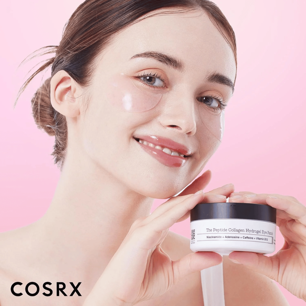 Model z COSRX Peptide Collagen Hydrogel Eye Patch – dodaje blasku i nawilżenia dla zmęczonej skóry pod oczami.