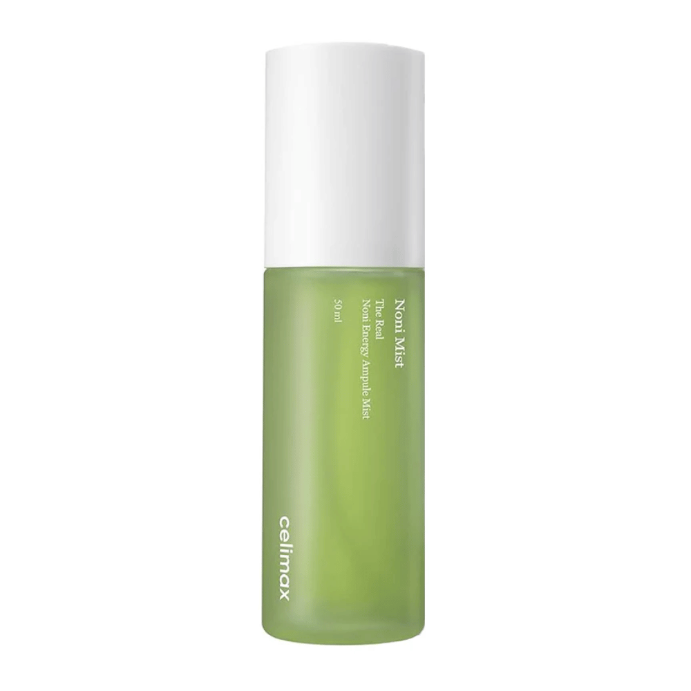Celimax Noni Mist w zielonej butelce z białą nakrętką. Produkt, "The Real Noni Energy Ampule Mist," ma pojemność 50 ml i jest reklamowany jako dający energię i nawilżenie skórze.