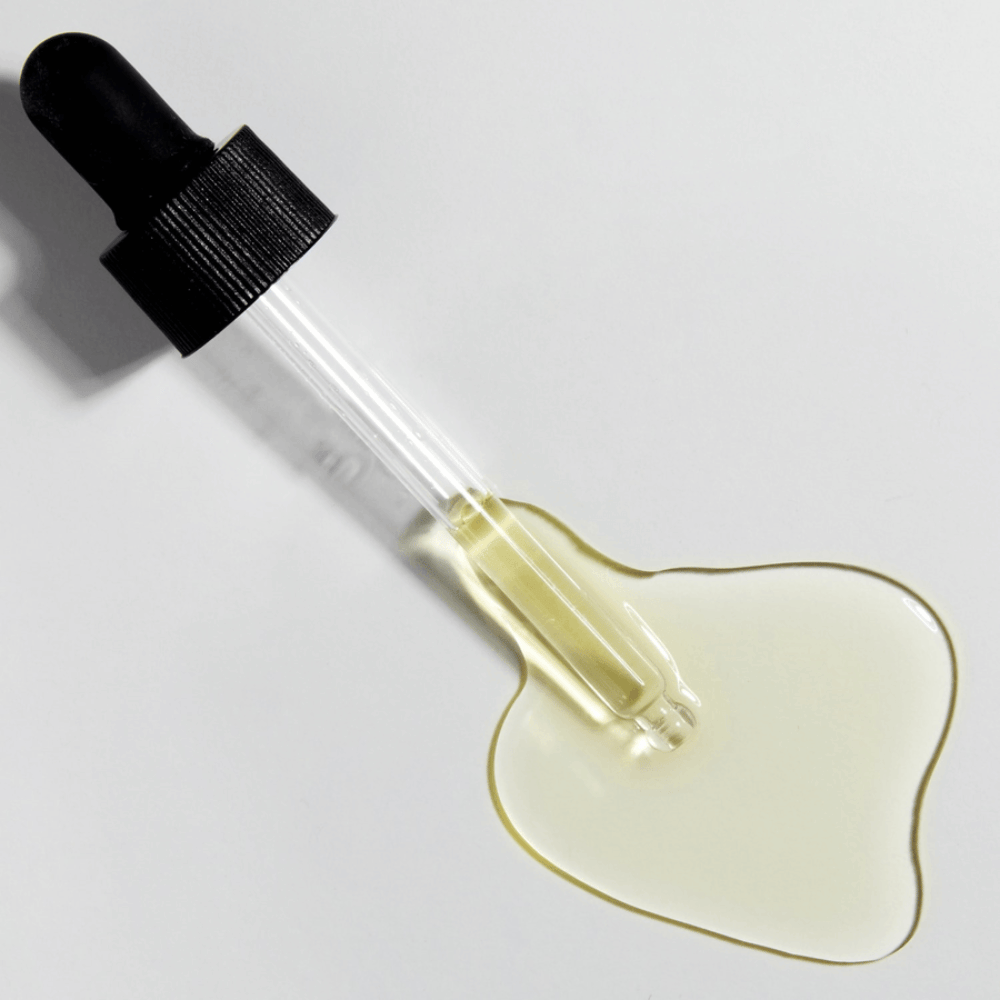 Zbliżenie na pipetę z COSRX The Vitamin C 13 Serum i złotą formułą witaminy C, skoncentrowane serum z witaminą E i kwasem hialuronowym.