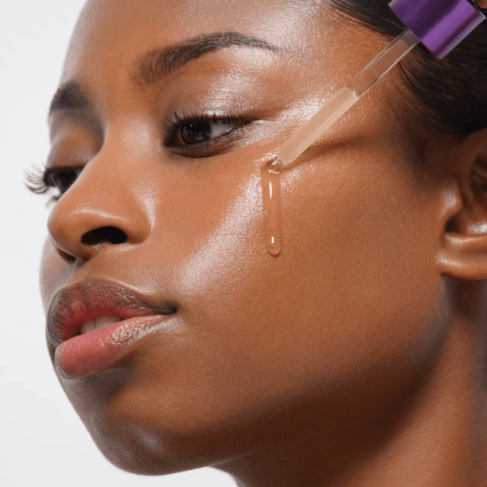 2. MISSHA Time Revolution Night Repair Ampoule 5X – nawilżające serum do twarzy nakładane pipetą na policzek