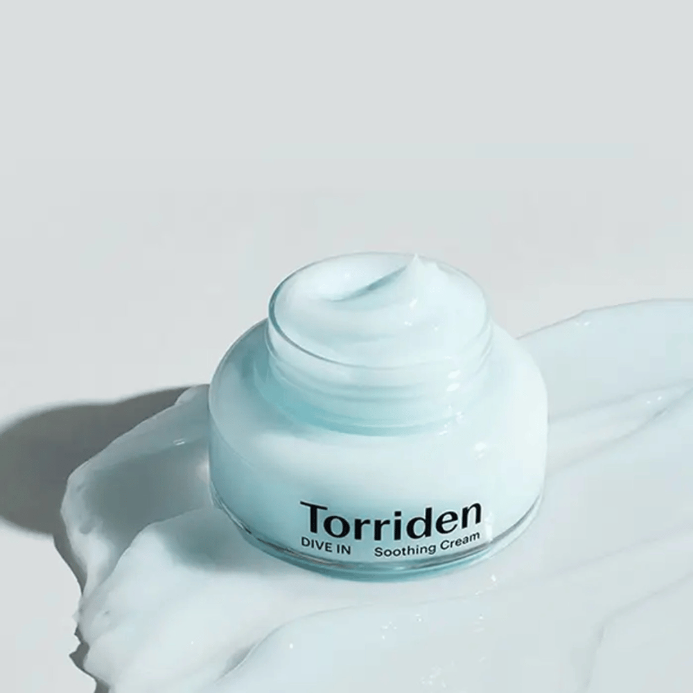 Torriden DIVE-IN Low Molecular Hyaluronic Acid Soothing Cream 100ml zapewnia długotrwałe nawilżenie na białej powierzchni.