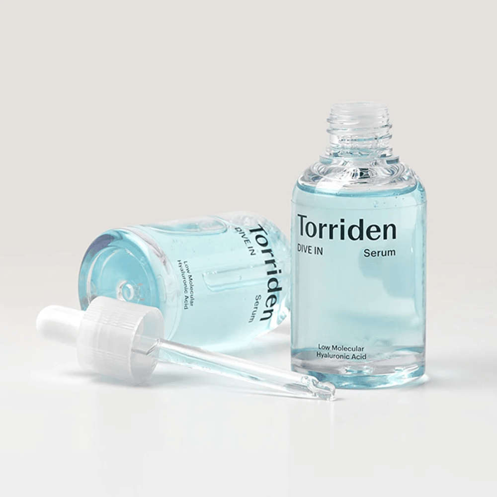 Butelka Torridens DIVE-IN Low Molecule Hyaluronic Acid Serum 50ml obok butelki wody, podkreślająca serum z kwasem hialuronowym i nawilżanie.