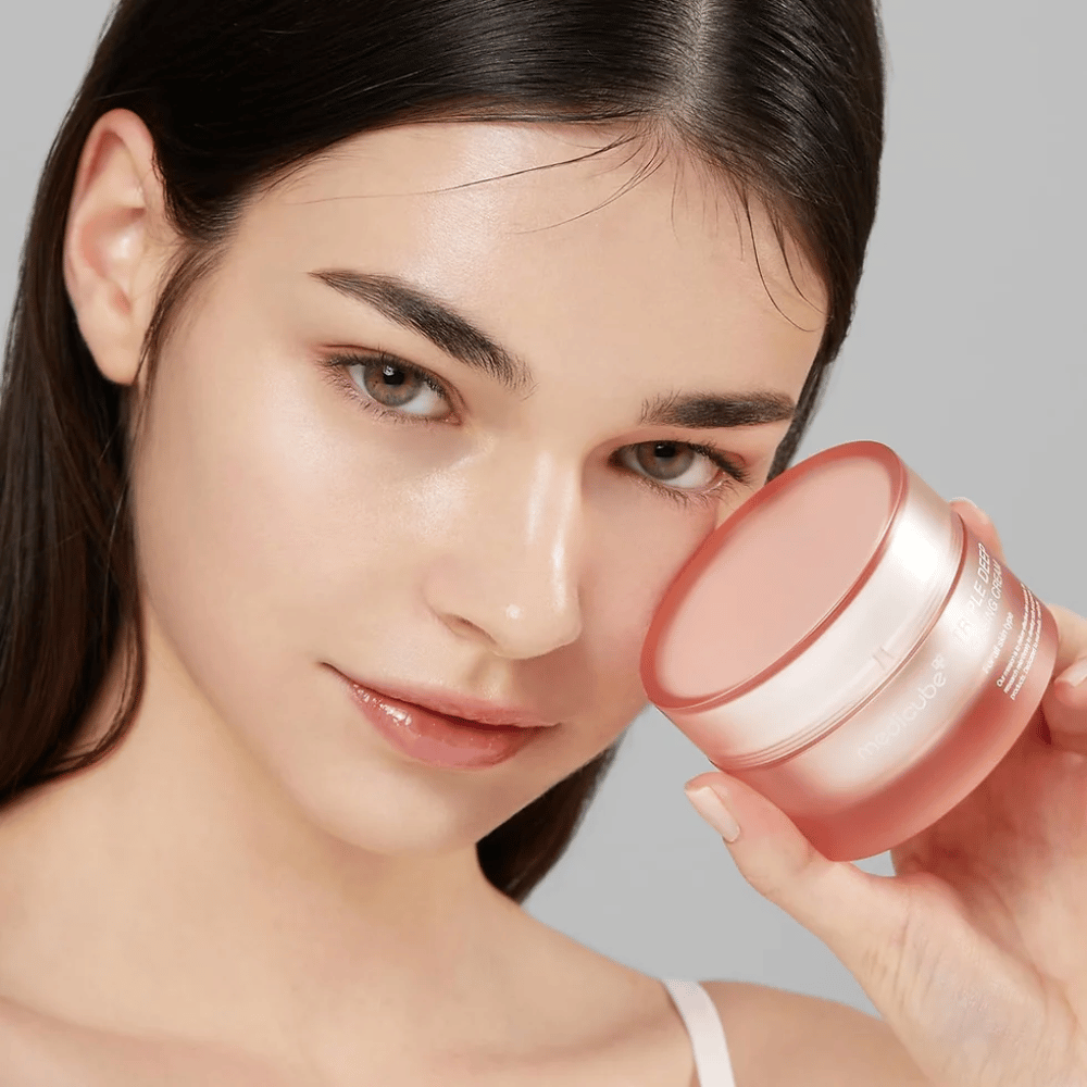 Obrazek przedstawia kobietę trzymającą słoik z Triple Collagen Cream. Krem został zaprojektowany, aby poprawić elastyczność skóry i nawilżenie. Skóra kobiety wygląda na gładką i zadbaną.




