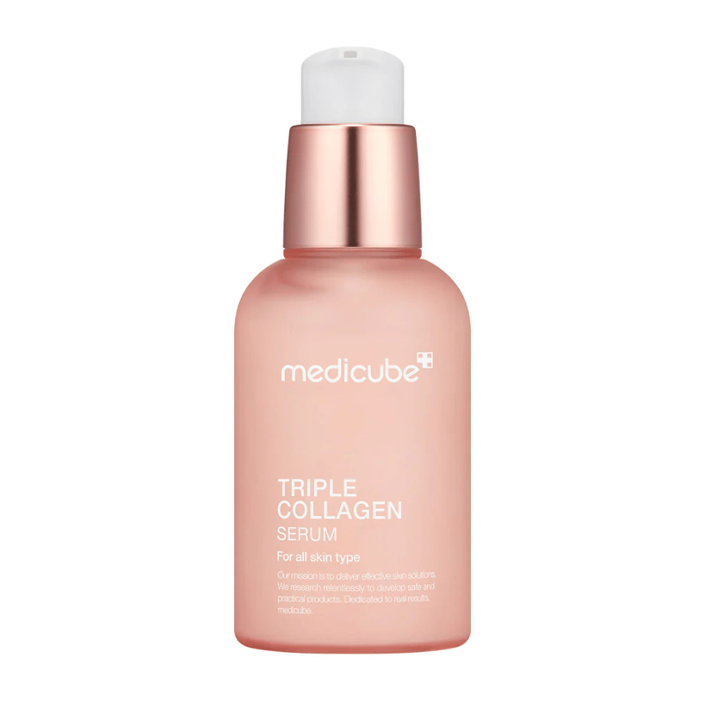 Różowa butelka Medicube Triple Collagen Serum, zaprojektowana dla wszystkich typów skóry. Gładka, matowa szklana butelka z metalicznym różowym korkiem i białą pompką nadaje elegancki wygląd, a tekst podkreśla potrójną formułę kolagenu w serum.
