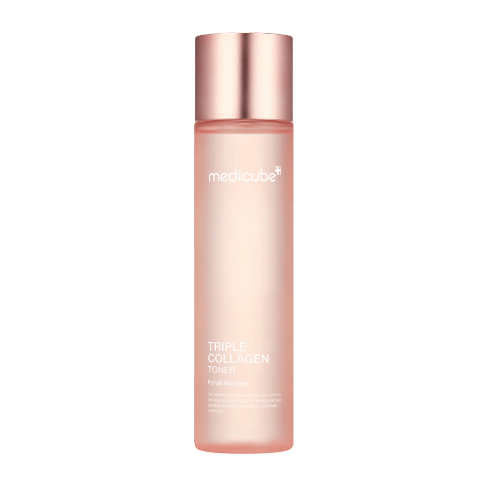 Medicube Triple Collagen Toner 4.0 w różowej butelce z różowozłotą zakrętką, nawilżający tonik dla każdego rodzaju skóry.