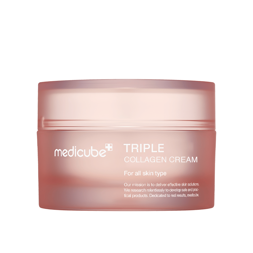 Obrazek przedstawia pojemnik Medicube Triple Collagen Cream. Ten krem do twarzy jest stworzony dla wszystkich typów skóry i obiecuje poprawić elastyczność skóry oraz poziom nawilżenia. Projekt jest minimalistyczny z delikatnym różowym odcieniem na opakowaniu.