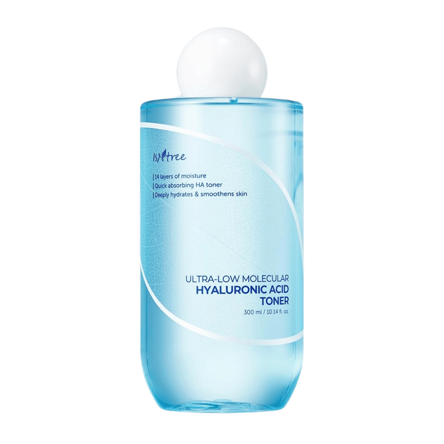 Produktbild av Isntree Ultra-Low Molecular Hyaluronic Acid Toner, 300 ml. Flaskan är ljusblå med vit text och rund vit kork, designad för att signalera fuktgivande och lugnande egenskaper.