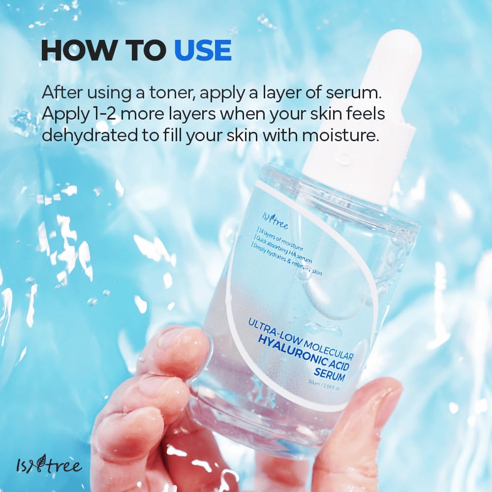 Isntree Ultra-Low Molecular Hyaluronic Acid Serum stosowane po tonik do twarzy dla intensywnego nawilżenia, pokazane w dłoni z rozpryskami wody, lekkie serum do suchej i odwodnionej skóry.