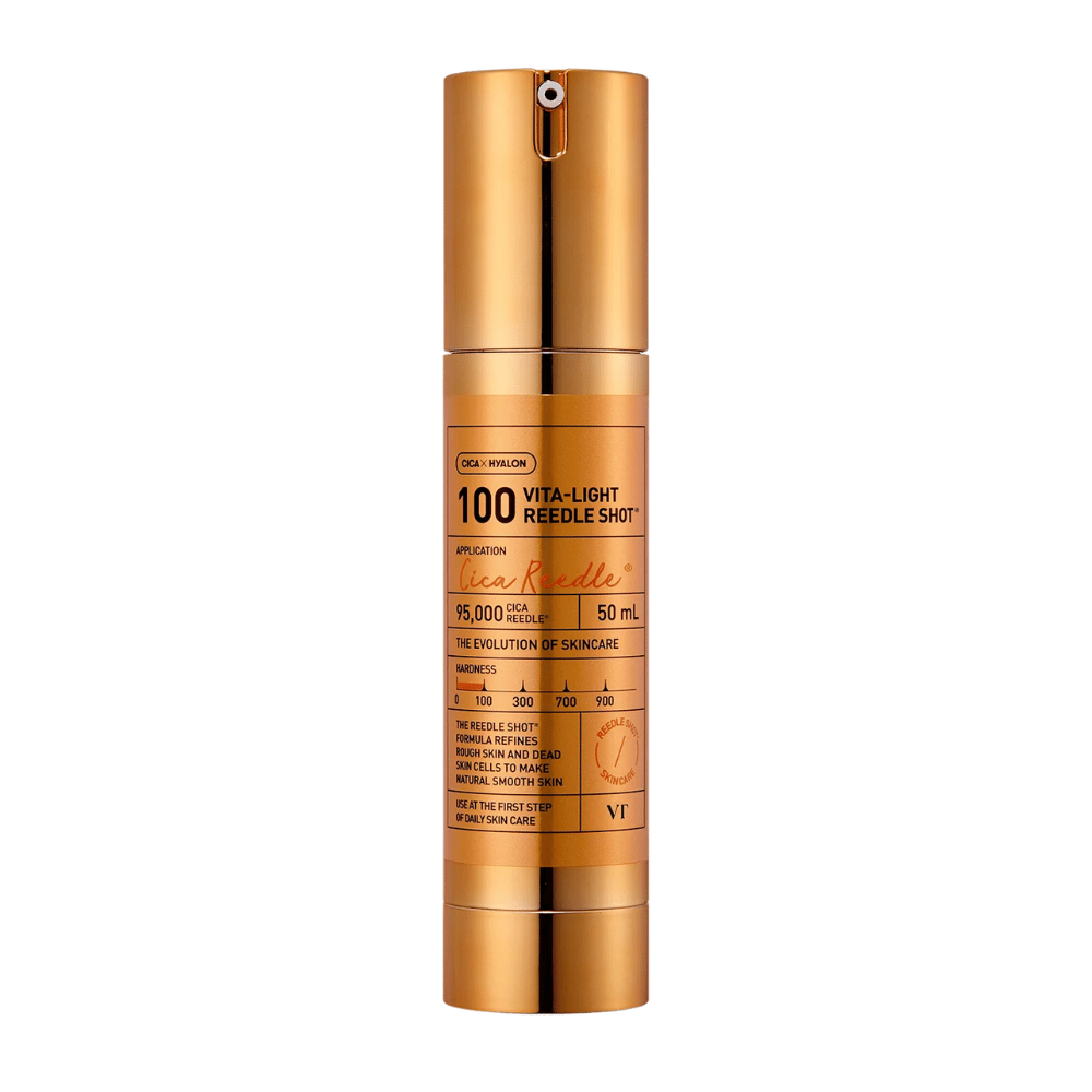Złota butelka VT Cica Hyalon Vita-Light Reedle Shot 100hL, 50 ml, z pompką i nadrukowanym tekstem z przodu o składnikach produktu i jego zastosowaniu.