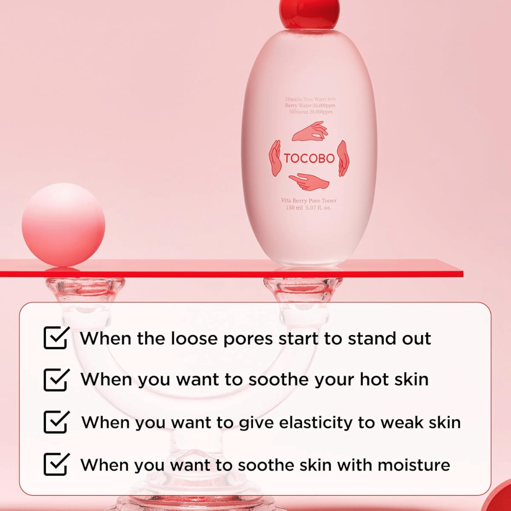 Zdjęcie produktu TOCOBO Vita Berry Pore Toner umieszczonego na stylowym różowym podium, z naciskiem na pielęgnację porów, nawilżenie i kojące działanie dla skóry.
