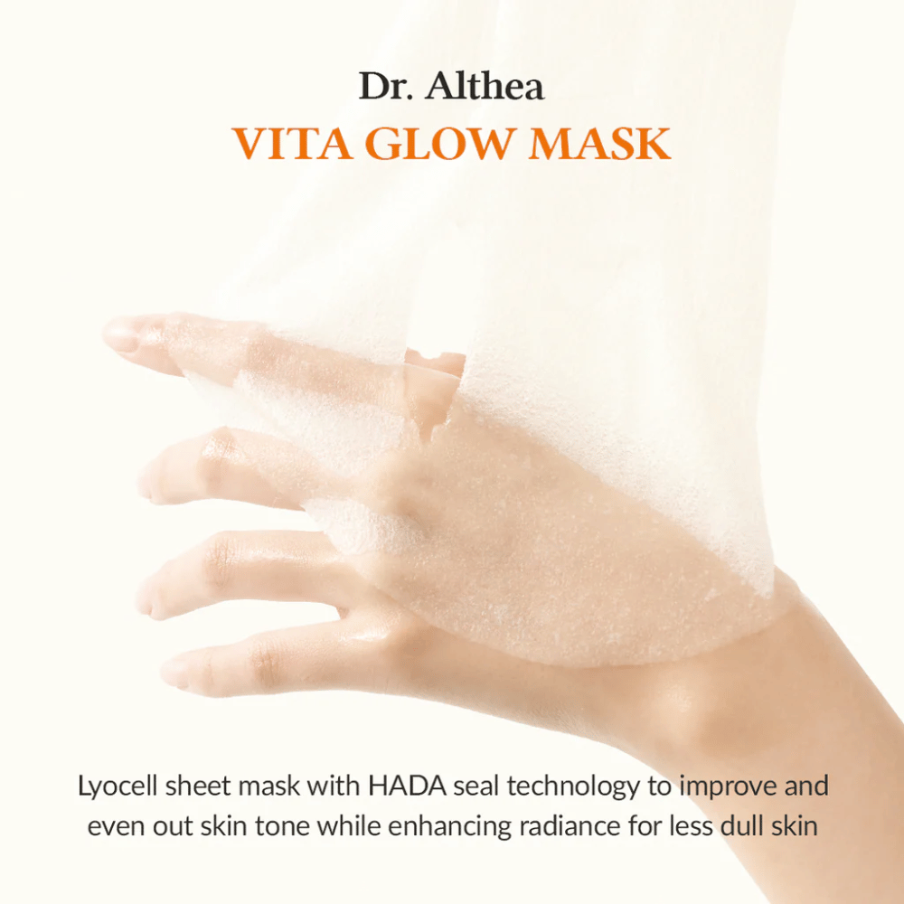 Ręka trzyma lyocell Maseczka w płachcie od Dr. Althea Vita Glow Mask. Maska poprawia blask i gładkość skóry dzięki technologii HADA Seal.