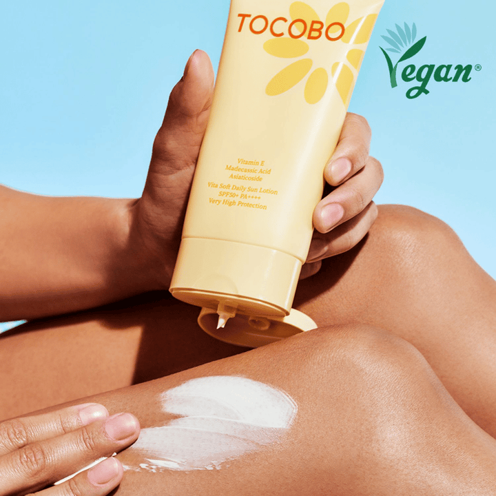 Aplikacja Tocobo Vita Soft Daily Sun Lotion na skórę z lekką formułą, która szybko się wchłania bez lepkości i zapewnia ochronę SPF50+