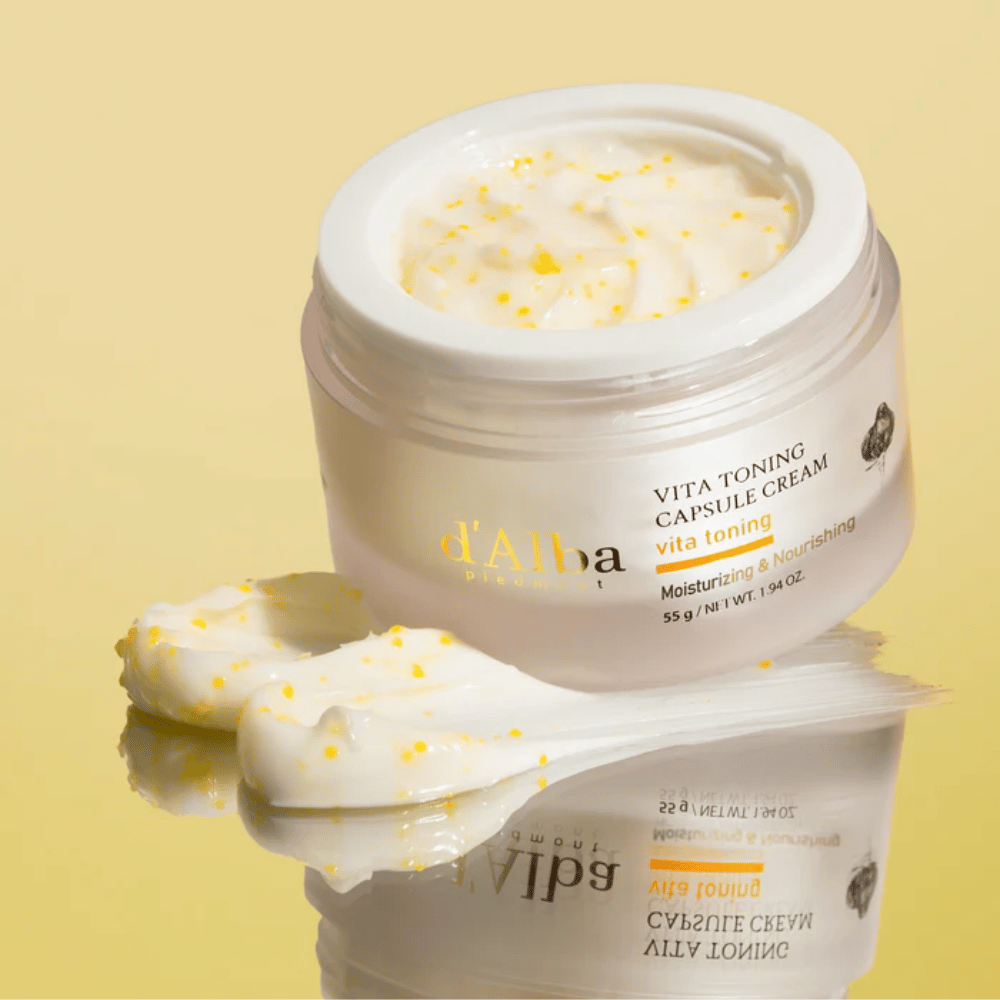 d’Alba Vita Toning Capsule Cream tekstura – krem do twarzy z białymi kapsułkami, które wtapiają się w skórę, pomagając nawilżać i zapewniać jaśniejszy koloryt skóry.