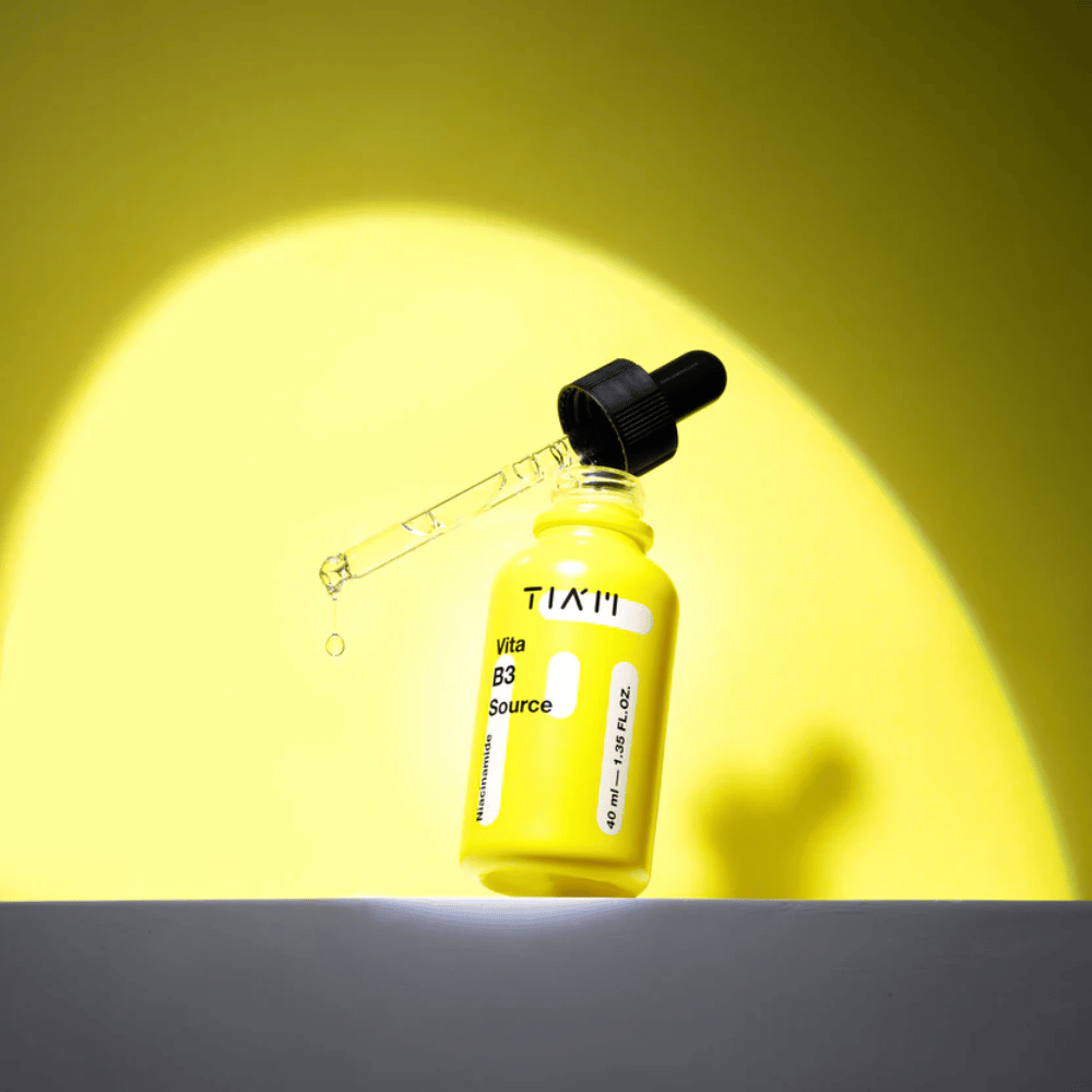 TIA'M Vita B3 Source – serum z niacynamidem w żółtej butelce z pipetą, zaprojektowane, aby rozjaśnić skórę i nadać jej jaśniejszy koloryt.