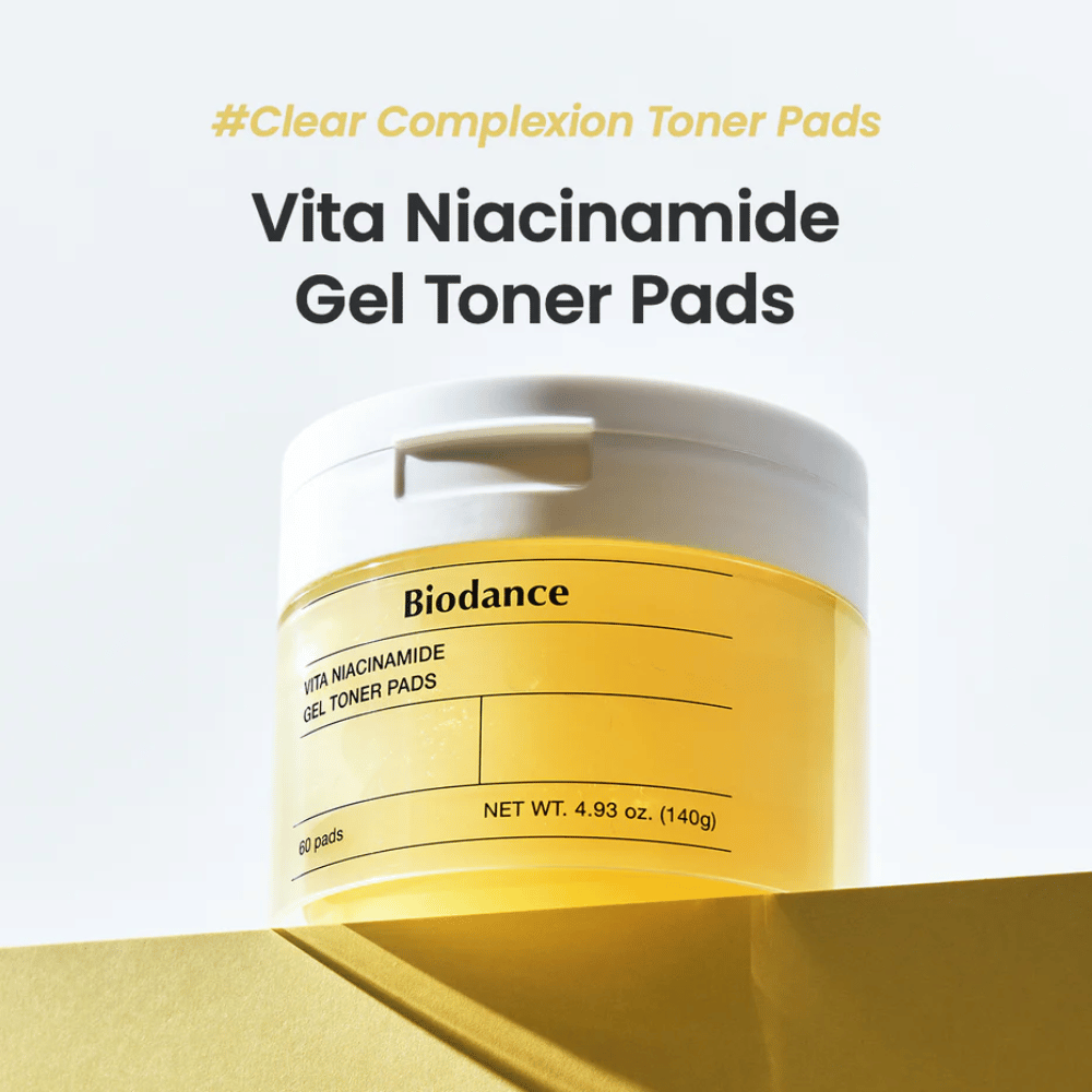 Biodance Vita Niacinamide Gel Toner Pads – słoik z 60 płatkami do jaśniejszego kolorytu skóry, pokazany na żółtym podium z wyraźną etykietą i nowoczesnym designem.