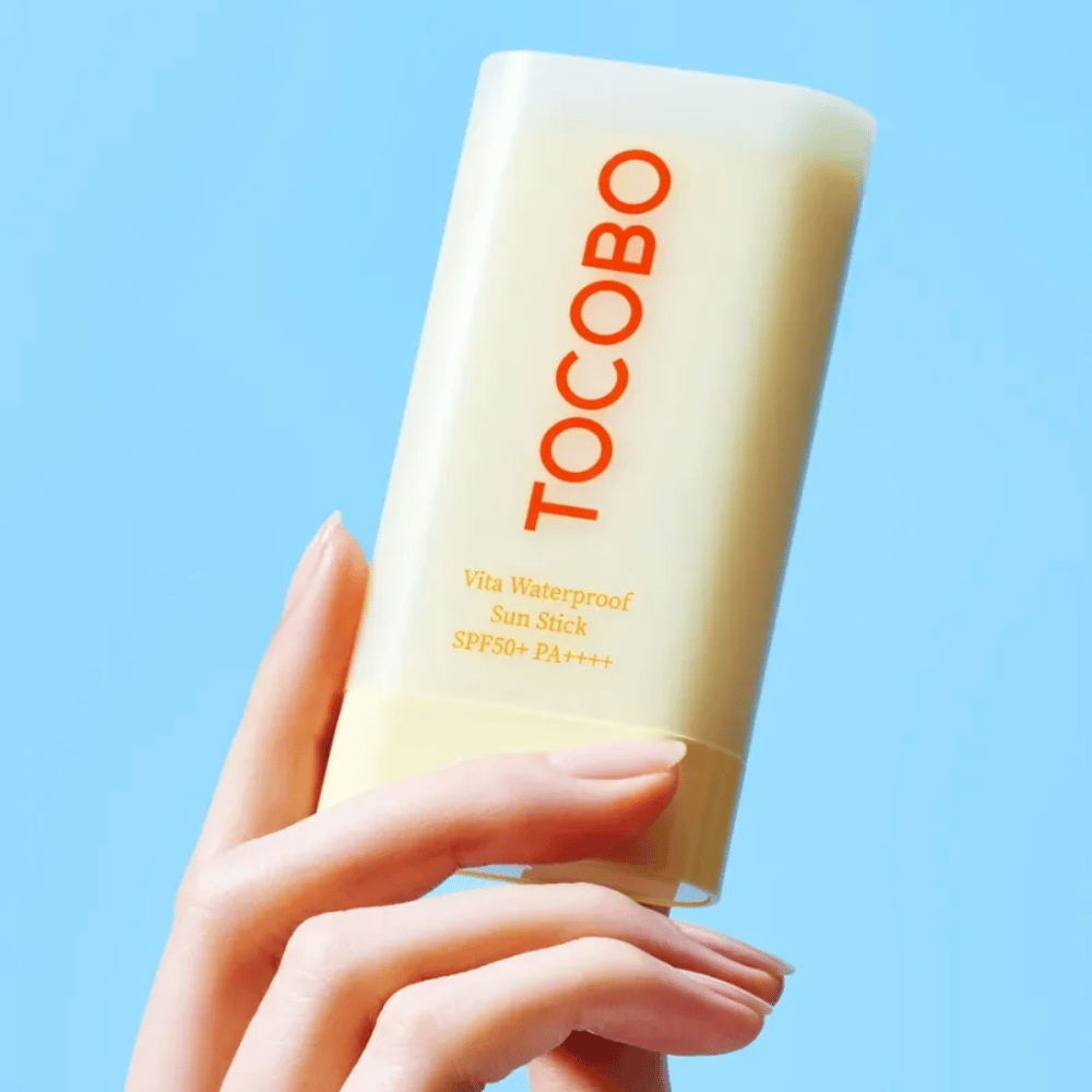 TOCOBO Vita Waterproof Sun Stick zapewnia skuteczną ochronę z SPF50+ PA++++. Idealny dla wrażliwej skóry, wtapia się bez klejenia i jest wodoodporny na aktywne dni.