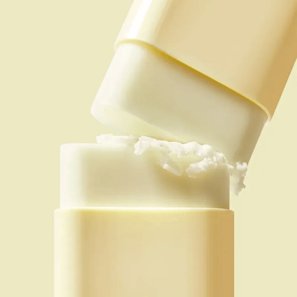 TOCOBO Vita Waterproof Sun Stick oferuje szerokospektralną ochronę przeciwsłoneczną w praktycznym formacie sztyftu. Bogaty w witaminę E i ekstrakty roślinne dla miękkiej, chronionej skóry.