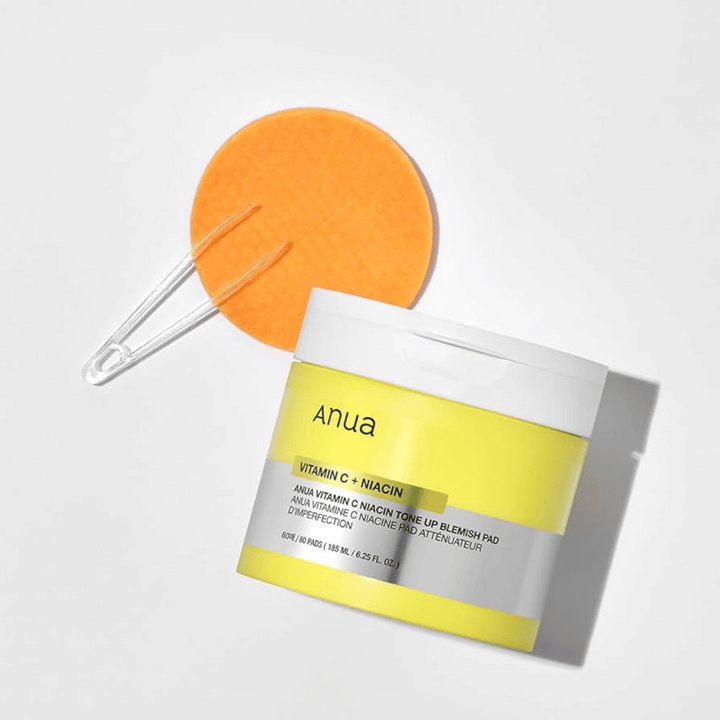 Anua Vitamin C + Niacin Tone Up Blemish Pad – Uppfriskande toner pads för en jämnare hudton.

🍊 Vitamin C – Ger huden lyster och reducerar mörka fläckar.
💧 Niacinamid – Förbättrar hudens elasticitet och minskar ojämnheter.
🧖‍♀️ Mild exfoliering – Tar bort döda hudceller för en klarare hud.

Perfekt för en strålande och jämn hud!