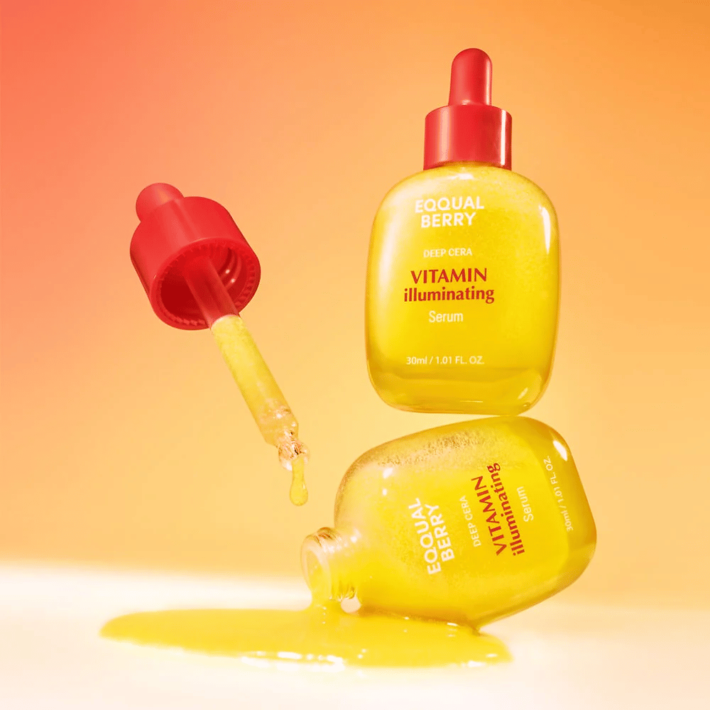 Equal Berry Vitamin Illuminating Serum w jasnej żółtej butelce z czerwoną pipetą. Płynna tekstura i energiczne tło tworzą żywe i świeże wrażenie.
