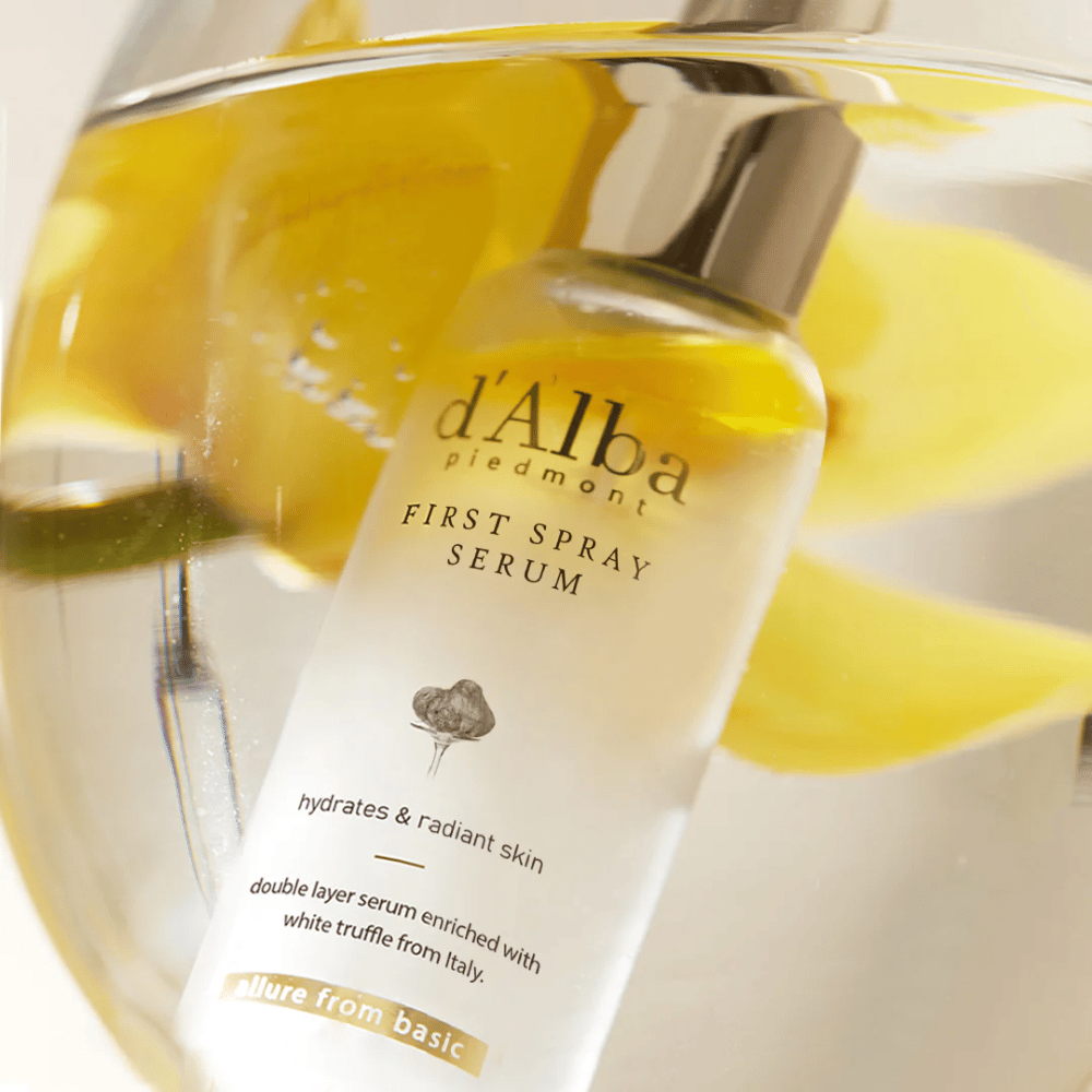 d'Alba White Truffle First Spray Serum oferuje odświeżający spray z intensywnym nawilżeniem i promiennym blaskiem, dzięki unikalnej formule z ekstraktem z białej trufli z Włoch. Idealny do szybkiego odświeżenia i odżywienia skóry w ciągu dnia.