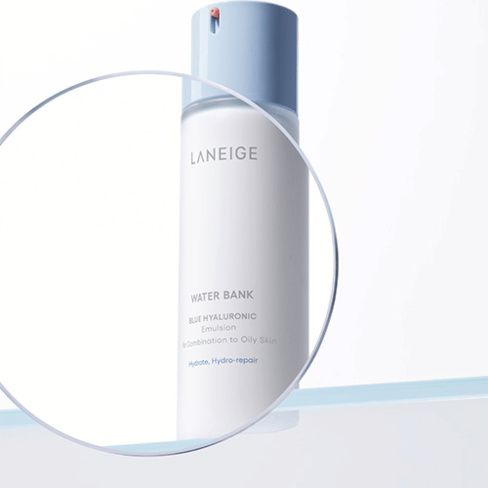 LANEIGE Water Bank Blue Hyaluronic Emulsion z jasnoniebieską pompką, widziana przez powiększające szkło na białym tle z niebieską krawędzią.