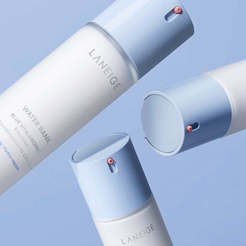 Trzy butelki LANEIGE Water Bank Blue Hyaluronic Emulsion z jasnoniebieskimi głowicami pomp na niebieskim tle, pokazane z różnych kątów.
