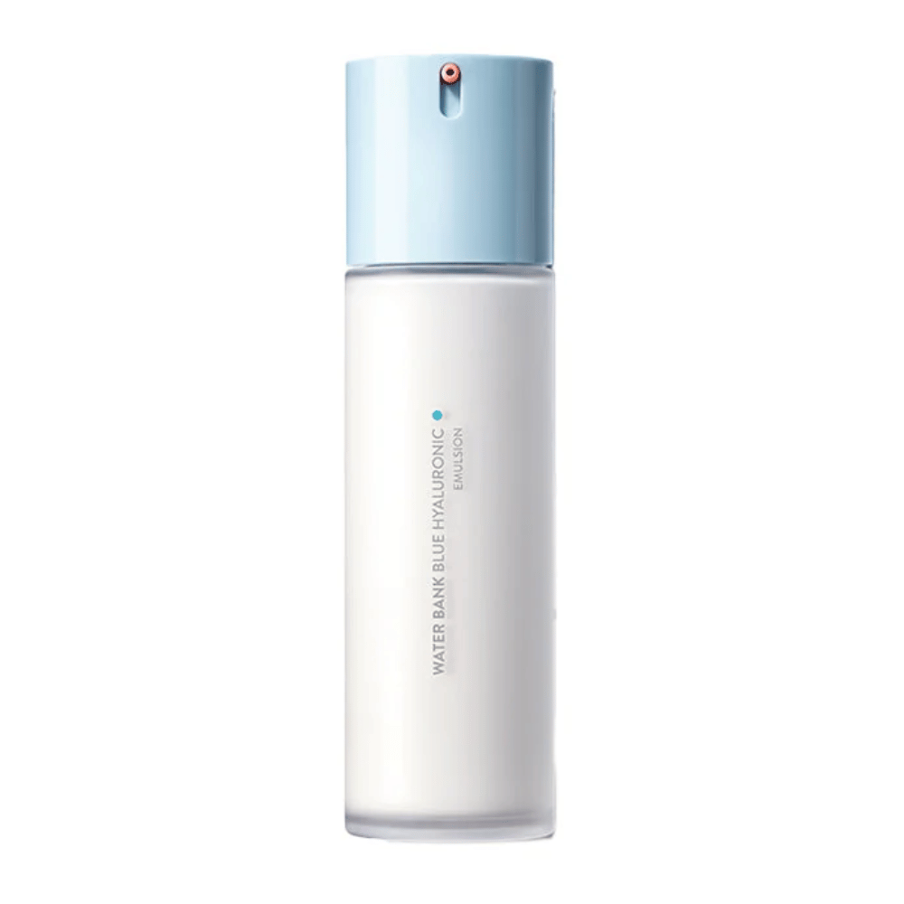 LANEIGE Water Bank Blue Hyaluronic Emulsion w białej butelce z jasnoniebieską pompką i minimalistycznym designem, na białym tle.