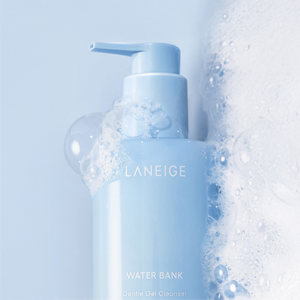 LANEIGE Water Bank Gentle Gel Cleanser pokryty pianą i bąbelkami na jasnoniebieskim tle, co sygnalizuje czystość i świeżość.