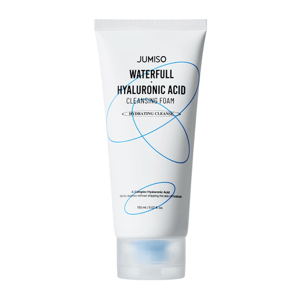 Jumiso Waterfull Hyaluronic Acid Cleansing Foam przedstawiona na białym tle. Nawilżający środek do mycia twarzy z kwasem hialuronowym, który delikatnie oczyszcza skórę, nie zaburzając jej naturalnej równowagi nawilżenia.