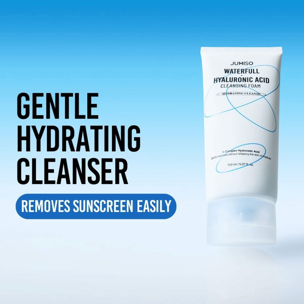 Zdjęcie produktu Jumiso Waterfull Hyaluronic Acid Cleansing Foam na niebieskim tle. Nacisk położono na delikatny i nawilżający środek do mycia twarzy, który skutecznie usuwa filtr przeciwsłoneczny i codzienne zanieczyszczenia.