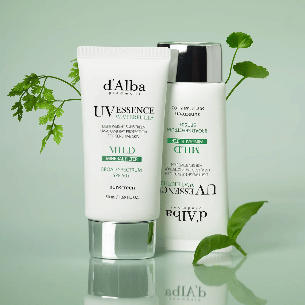 d’Alba Waterfull Mild Sun Cream SPF 50+ sfotografowany z zielonymi liśćmi. Łagodny krem przeciwsłoneczny na bazie minerałów z szerokim spektrum ochrony i nawilżającą formułą dla wrażliwej skóry.