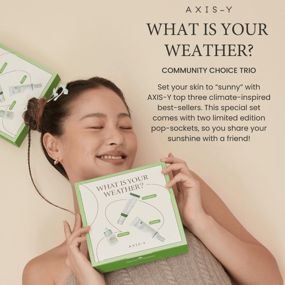 Kobieta prezentuje AXIS-Y Zestaw do pielęgnacji skóry "What is your weather?" który zawiera trzy produkty inspirowane klimatem i dwa limitowane wydania pop-sockets do podzielenia się z przyjacielem.