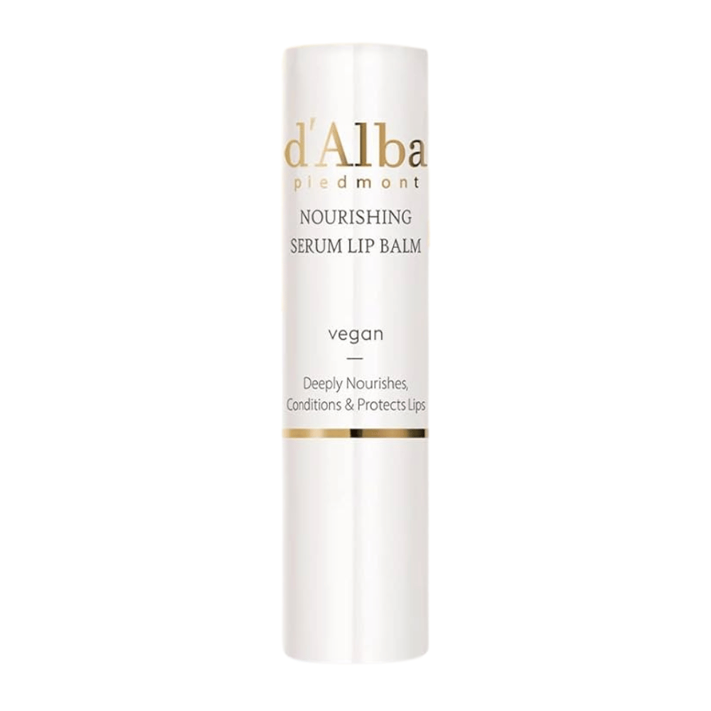 Zdjęcie produktu d'Alba Nourishing Serum Lip Balm w białym i złotym opakowaniu z napisem "wegański" oraz "Głęboko odżywia, pielęgnuje i chroni usta".