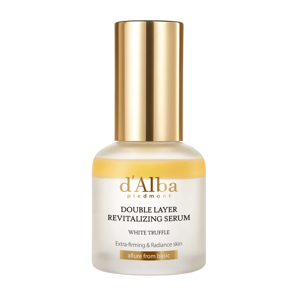 d'Alba Double Layer Revitalizing Serum White Truffle w eleganckiej szklanej butelce ze złotą zakrętką, zaprojektowane dla dodatkowej jędrności i blasku skóry.