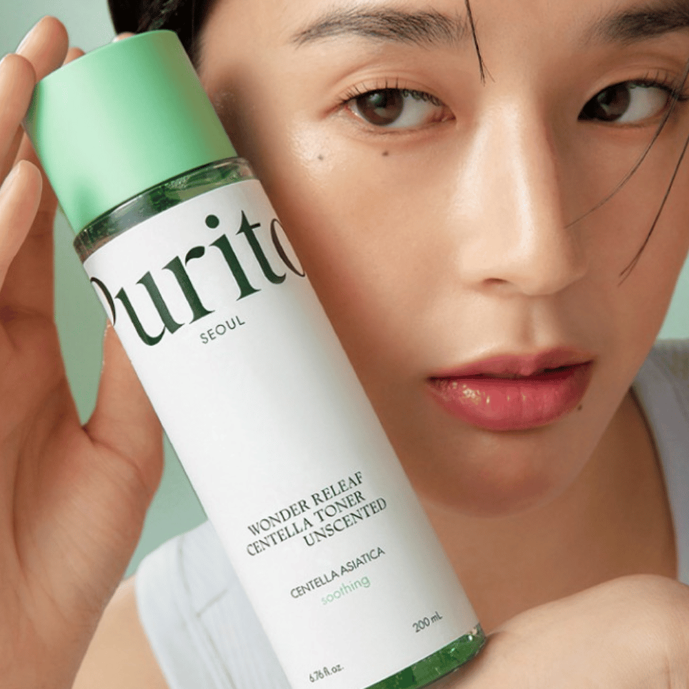 Purito Wonder Releaf Centella Toner Unscented to delikatny tonik, który nawilża i koi skórę za pomocą Centella Asiatica. Bezzapachowy i idealny dla wrażliwej skóry, ten tonik pomaga zrównoważyć barierę nawilżenia skóry i zmniejsza podrażnienia.