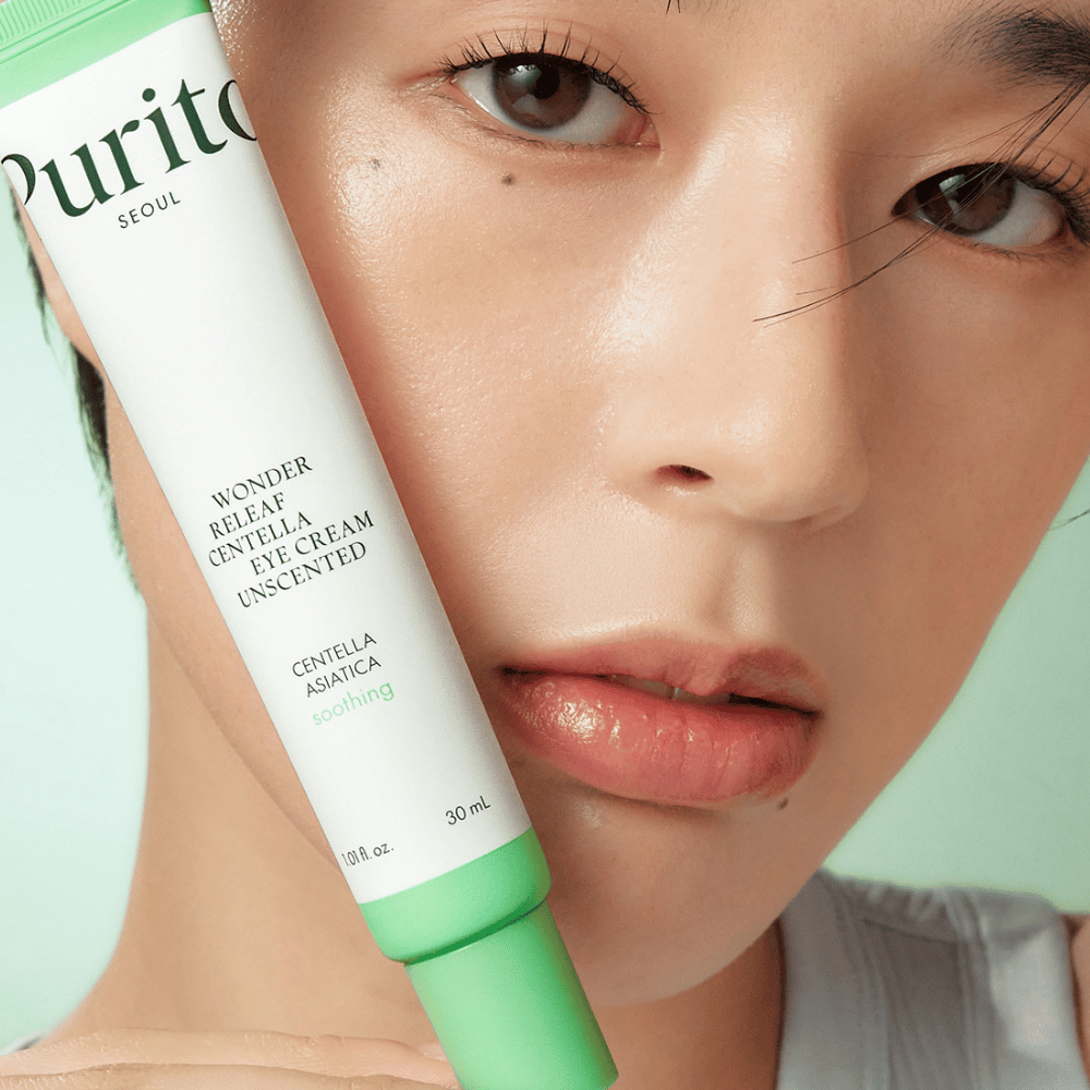 Purito Wonder Releaf Centella Eye Cream Unscented to odżywczy krem pod oczy zawierający kojącą Centella Asiatica. Idealny dla skóry wrażliwej, ten bezzapachowy krem zmniejsza podrażnienia i intensywnie nawilża, jednocześnie redukując drobne linie i ciemne kręgi.