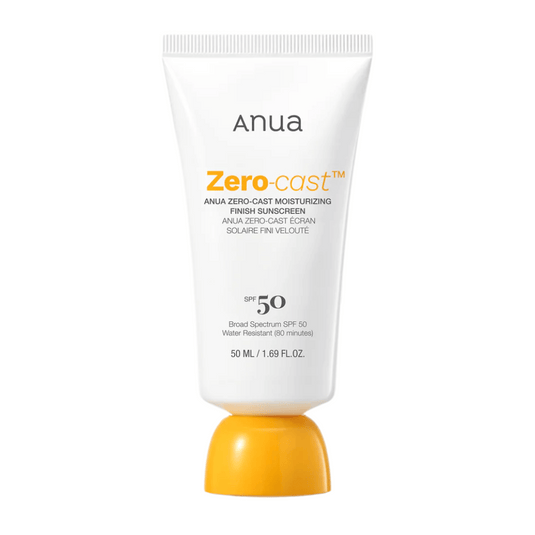 Produktbild na ANUA Zero-Cast Moisturizing Finish Sunscreen SPF 50 w białej tubie z pomarańczową nakrętką, 50 ml. Lekki krem przeciwsłoneczny bez białego nalotu, wodoodporny do 80 minut.