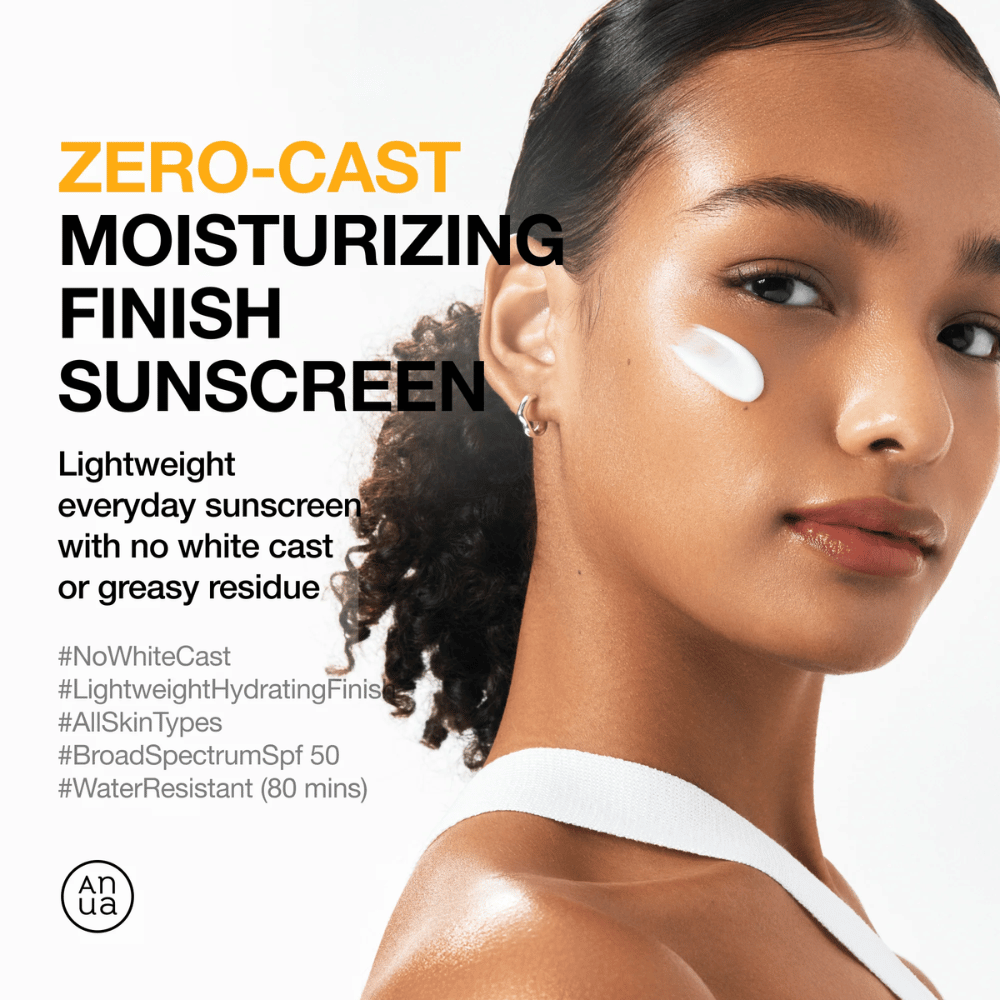 Kobieta z kremem przeciwsłonecznym na policzku pokazuje ANUA Zero-Cast Moisturizing Finish Sunscreen – lekki, nawilżający krem przeciwsłoneczny z SPF 50, który nie pozostawia białego nalotu.