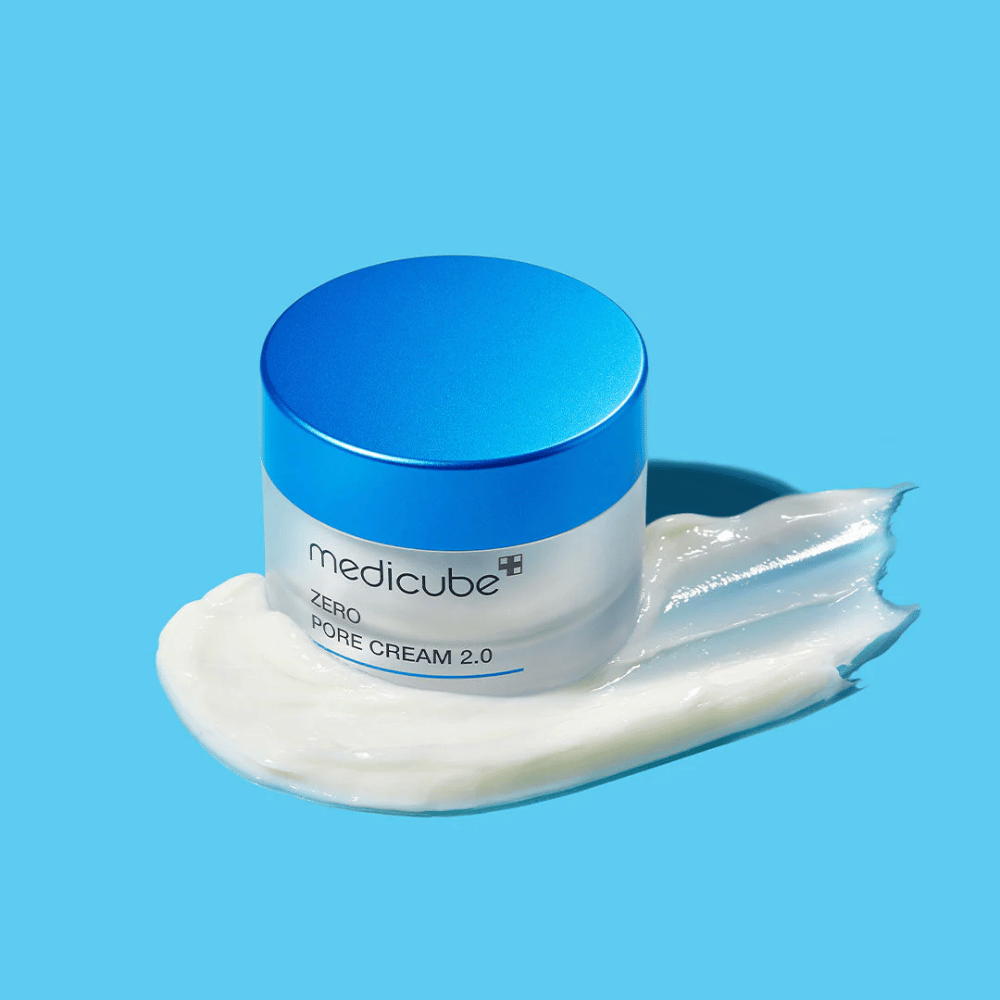 Medicube Zero Pore Cream 2.0 to lekki i nawilżający krem, który pomaga zminimalizować widoczność porów i zrównoważyć produkcję sebum. Pozostawia skórę miękką, matową i świeżą, nie zatykając porów, co czyni go idealnym dla skóry tłustej i mieszanej.