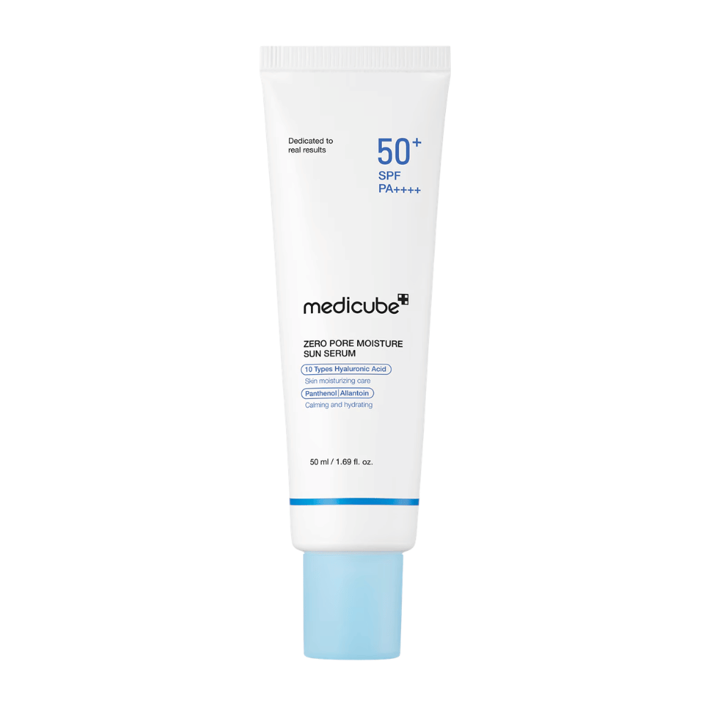 Medicube Zero Pore Moisture Sun Serum SPF50+ PA++++ 50 ml. Serum przeciwsłoneczne o lekkiej konsystencji, które nawilża skórę, pomaga dbać o wygląd porów i chroni przed promieniowaniem UVA i UVB.