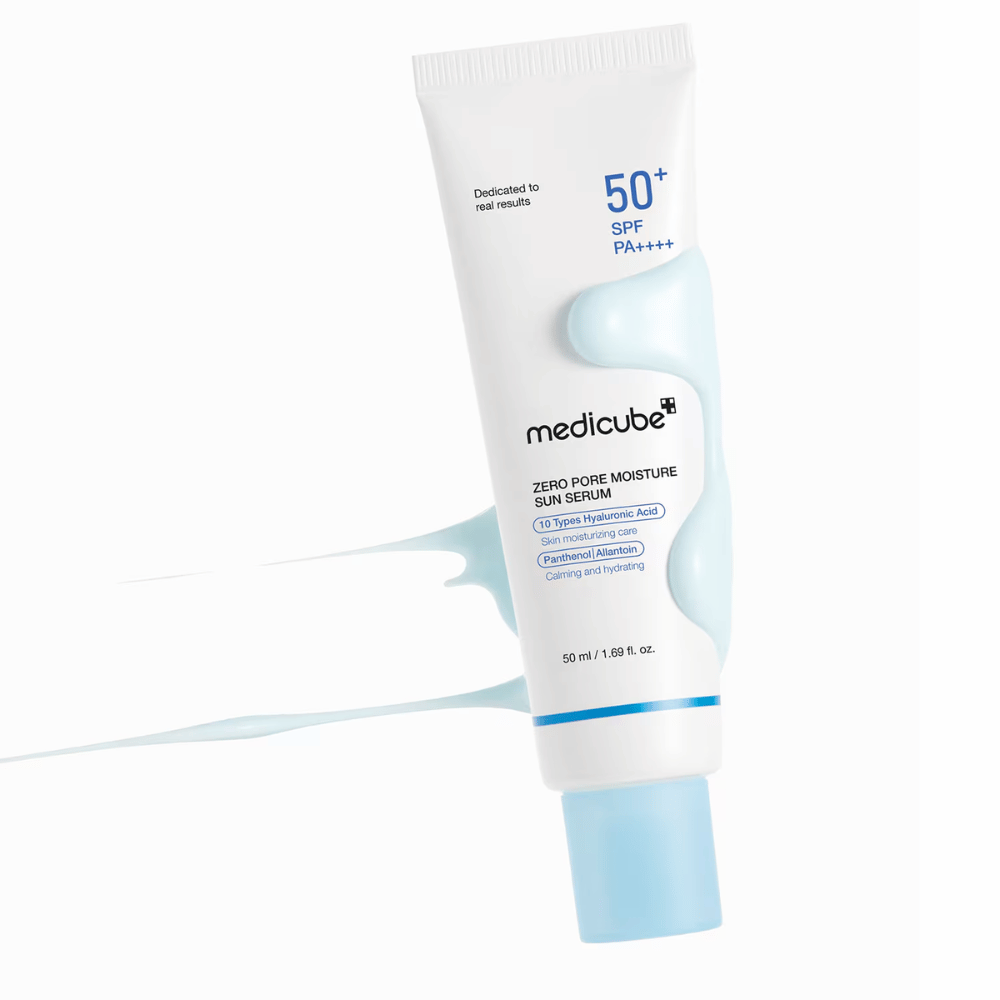 Medicube Zero Pore Moisture Sun Serum SPF50+ PA++++ otoczone teksturą produktu przypominającą serum. Nawilżający filtr przeciwsłoneczny z 10 rodzajami kwasu hialuronowego dla nawilżenia, komfortu i codziennej ochrony UV.