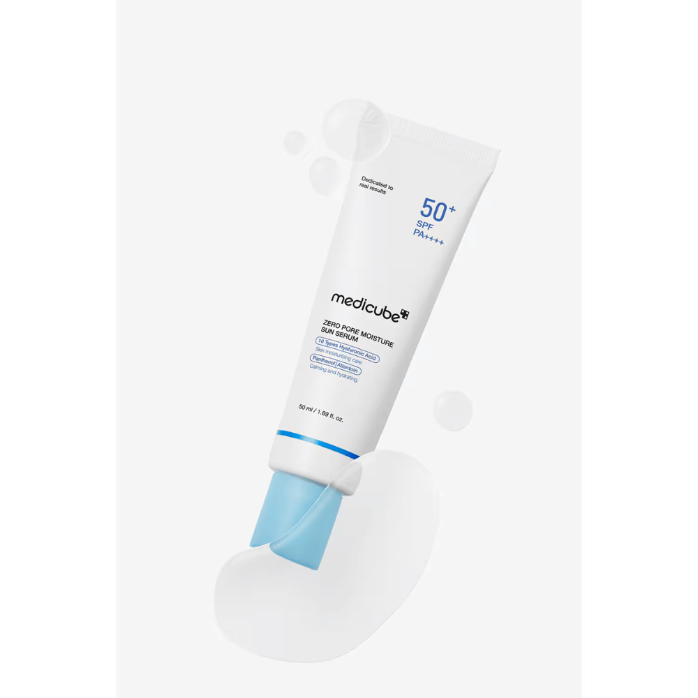 Medicube Zero Pore Moisture Sun Serum SPF50+ PA++++ z lekką serumową teksturą. Obraz podkreśla nawilżającą formułę, która pomaga skórze być miękką, ukojona i chronioną przed słońcem.