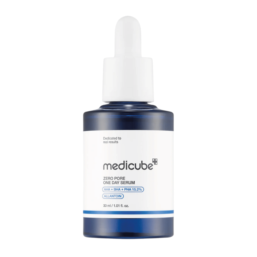Butelka Medicube Zero Pore One Day Serum z białą etykietą i niebieskimi detalami, produkt złuszczający z AHA, BHA i PHA, na białym tle.