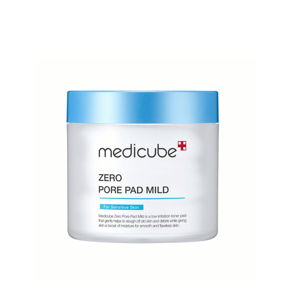 Medicube Zero Pore Pad Mild to delikatny płatek tonizujący dla wrażliwej skóry. Pomaga delikatnie złuszczać martwe komórki skóry i zanieczyszczenia, jednocześnie nawilżając, aby uzyskać miękką i gładką skórę. Produkt ma niebiesko-białe opakowanie, idealne do codziennego użytku.