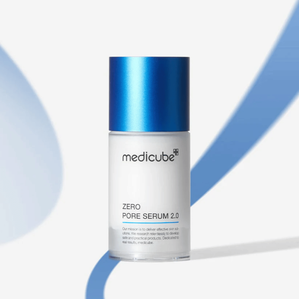Medicube Zero Pore Serum 2.0 w eleganckim opakowaniu z niebieską nakrętką, skuteczne serum do twarzy dla gładszej skóry i zmniejszonych porów.