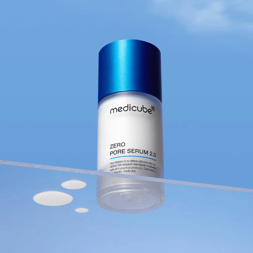 Zdjęcie produktu Medicube Zero Pore Serum 2.0 na niebieskim tle, serum zmniejszające pory opracowane w celu zrównoważenia skóry i poprawy jej struktury.