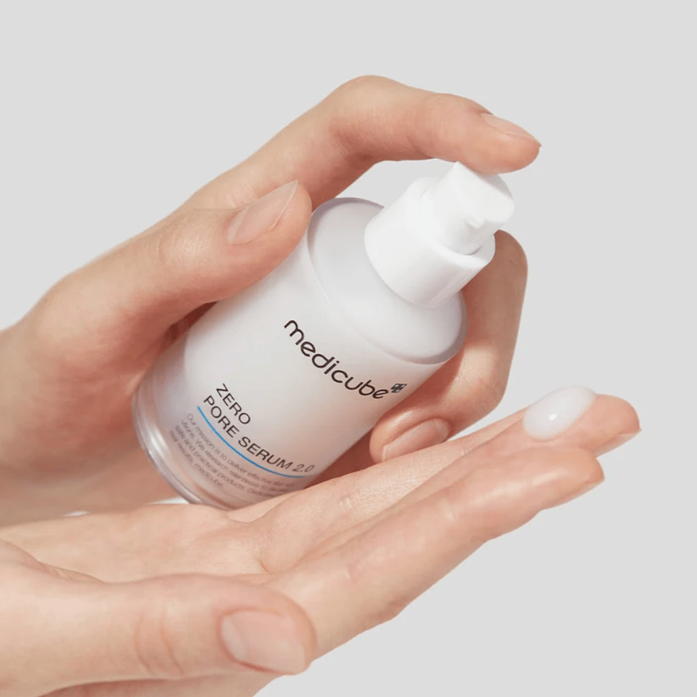 Medicube Zero Pore Serum 2.0 w butelce z pompką, dozowane na rękę, lekkie serum, które szybko się wchłania i pomaga zmniejszyć widoczność porów.