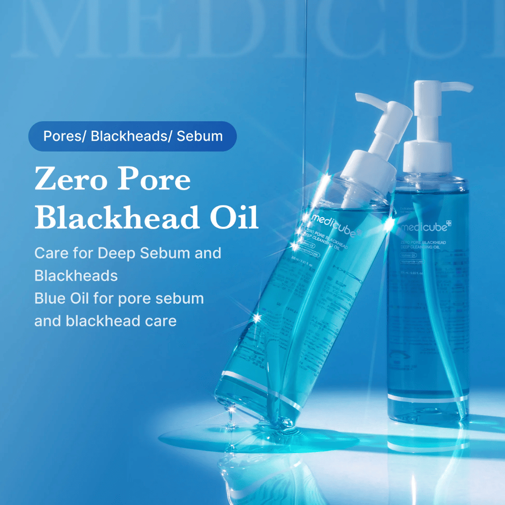 Dwie butelki Medicube Zero Pore Blackhead Deep Cleansing Oil na niebieskim tle z tekstem podkreślającym jego działanie na pory, sebum i zaskórniki.