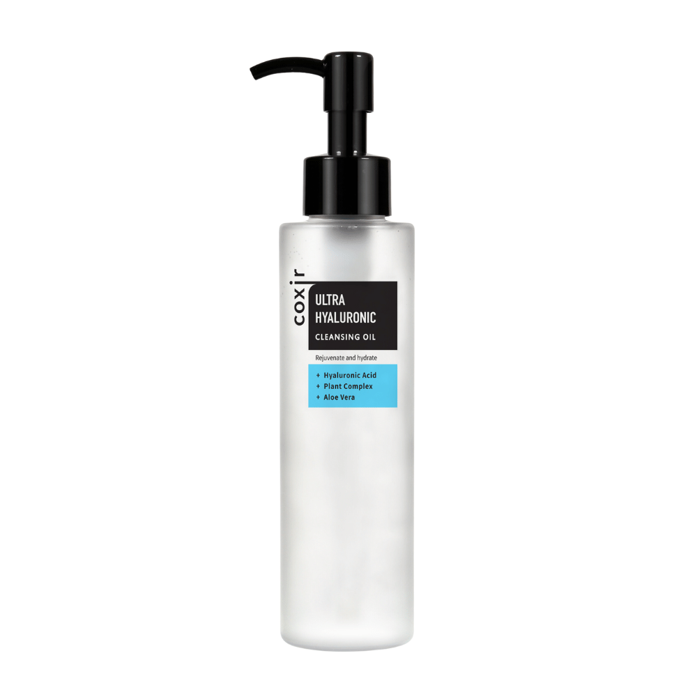 Biała butelka z pompką z napisem "coxir ULTRA HYALURONIC CLEANSING OIL", zawierająca kwas hialuronowy, kompleks roślinny i aloes do nawilżania i oczyszczania.