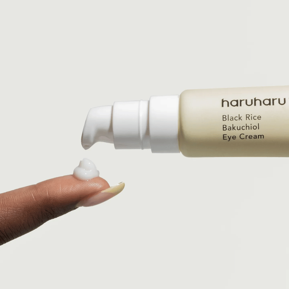 HaruHaru Wonder Black Rice Bakuchiol Eye Cream – zbliżenie na pompę dozującą krem na czubek palca, pokazująca konsystencję nawilżającą i przeciwstarzeniową.